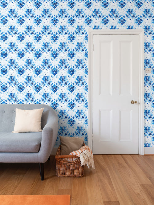 Elegant Bavarian Floral Wallpaper: Blue & White Abstract - Seamless, Traditional & Modern Design